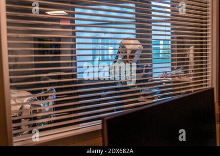 Roseville, California, USA. 22nd Dec, 2020. Wearing portable breathing unit, registered Nurse GURPINDER KAUR works inside an ICU room with a COVID-19 positive patient at Sutter Roseville Medical Center. Credit: Renée C. Byer/ZUMA Wire/Alamy Live News Stock Photo