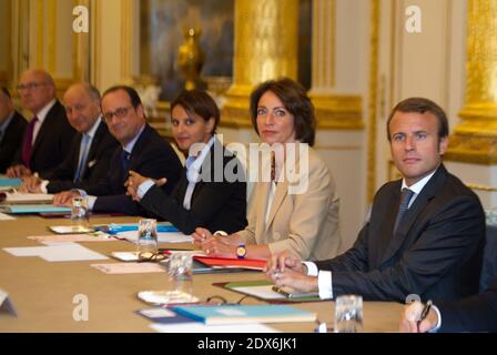 President Francois Hollande, Najat Vallaud-Belkacem, Marisol Touraine and Emmanuel Macron attend the weekly cabinet meeting at the Elysee presidential palace in Paris, France, August 27, 2014. Hollande installed a former Banker Emmanuel Macron, a 36-year-old ex-Rothschild banker and architect of the president's economic policy. Photo Thierry Orban/ABACAPRESS.COM Stock Photo