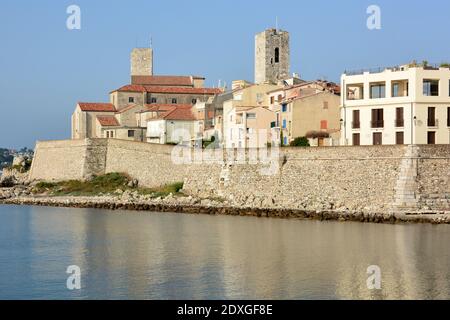 France, french riviera, Antibes old town seen from the Gravette beach with its ramparts, Grimaldi castle, cathedral and modern art museum. Stock Photo