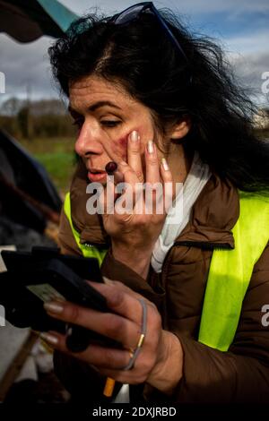 FRA - GILETS JAUNES DE DINAN Samedi 26 Janvier, sur le QG des Gilets Jaunes de Dinan en Bretagne, maquillage pour dénoncer les violences policières. F Stock Photo