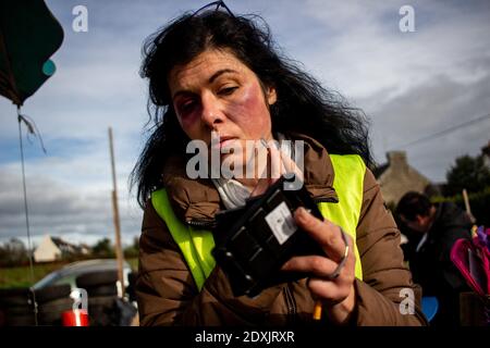 FRA - GILETS JAUNES DE DINAN Samedi 26 Janvier, sur le QG des Gilets Jaunes de Dinan en Bretagne, maquillage pour dénoncer les violences policières. F Stock Photo