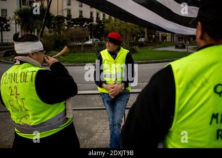 FRA - GILETS JAUNES DE DINAN Samedi 26 Janvier, tentative de rassemblement des gilets jaunes dans le centre ville de Dinan. FRA - YELLOW VESTS OF DINA Stock Photo