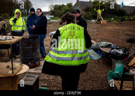 FRA - GILETS JAUNES DE DINAN Samedi 26 Janvier, sur le QG des Gilets Jaunes de Dinan en Bretagne. FRA - YELLOW VESTS OF DINAN Saturday, January 26, on Stock Photo