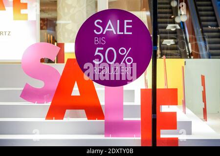 Essen, Ruhr area, North Rhine-Westphalia, Germany - window of a shoe store at Christmas time with special offers. Stock Photo