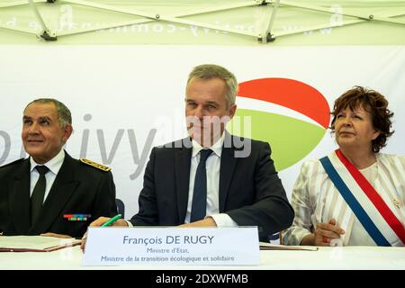 FRA - FRANCOIS DE RUGY EN BRETAGNE François de Rugy, ministre d’État, ministre de la Transition écologique et solidaire, signe le Contrat de transitio Stock Photo