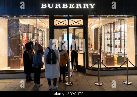 Edinburgh, Scotland, UK. 24 December 2020. Last minute Christmas shopping just before the shops close on Christmas Eve at upmarket Multrees Walk in Edinburgh. PoIc; Chinese shoppers too late to enter Burberry store. Iain Masterton/Alamy Live News. Stock Photo