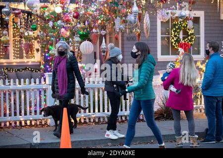 San Francisco, USA. 23rd Dec, 2020. People look at Christmas decorations in San Carlos of California, the United States, Dec. 23, 2020. Credit: Li Jianguo/Xinhua/Alamy Live News Stock Photo