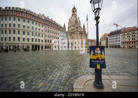 Dresden, Germany. 25th Dec, 2020. Almost deserted is the Neumarkt in Dresden at noon on Christmas Day. The lockdown prevents a large number of tourists and residents from being on this square as usual. Credit: Matthias Rietschel/dpa-Zentralbild/dpa/Alamy Live News Stock Photo