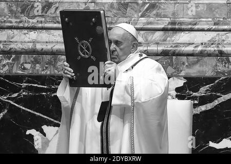 Rome, Italy. 25th Dec, 2020. Dec. 24, 2020 : Pope Francis celebrates Mass on Christmas eve, at St. Peter's basilica at the Vatican, Credit: Independent Photo Agency/Alamy Live News Stock Photo