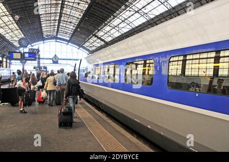 passengers bording in TGV train,  Bordeaux Saint-Jean railway station, Bordeaux, Gironde, Nouvelle Aquitaine, France Stock Photo
