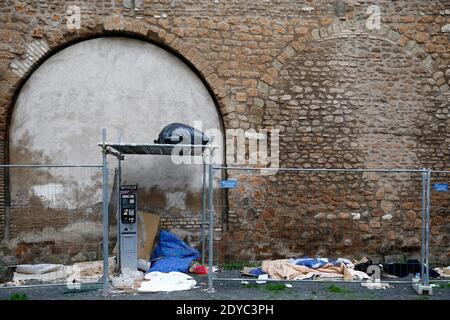 Rome, Rome, Italy. 25th Dec, 2020. A homeless shelter is seen around St. Peter's Square on Christmas day during the coronavirus (Covid-19) pandemic in Rome, December 25, 2020 Credit: Vincenzo Livieri/ZUMA Wire/Alamy Live News Stock Photo