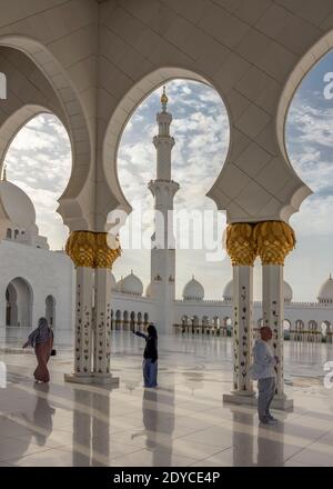 Courtyard, arches and pillars, Sheikh Zayed Grand Mosque, Abu Dhabi, UAE Stock Photo
