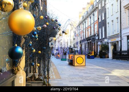 Closed shops on exclusive South Molton Street in Mayfair, on Christmas Eve in the coronavirus pandemic, 2020, London, UK Stock Photo