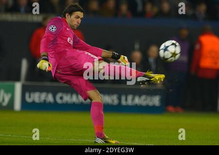 PSG's Salvatore Sirigu during the Champion's League 1/8 final soccer match, Paris-St-Germain vs Valence in Paris, France, on March 6th, 2013. PSG and Valence drew 1-1 but PSG qualifies for the 1/4 Finals. Photo by Henri Szwarc/ABACAPRESS.COM Stock Photo