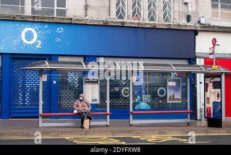 Brighton UK 26th December 2020 - The streets in Brighton are quiet by an O2 store on Boxing Day as the whole of Sussex went into Tier 4 last night at midnight . The new coronavirus COVID-19 restrictions are affecting millions of people in the South and South East of Britain : Credit Simon Dack / Alamy Live News Stock Photo
