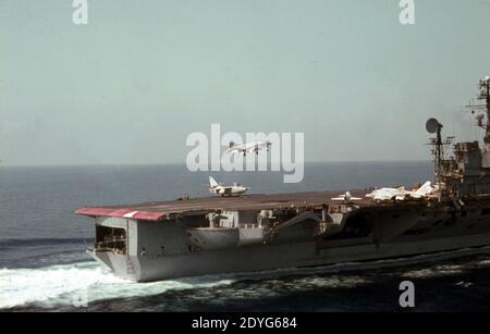 US NAVY / United States Navy Flugzeugträger Kitty-Hawk-Klasse / Aircraft Carrier  Kitty-Hawk-Class - USS America CV-66 - Landing McDonnell Douglas F-4B Phantom II Stock Photo