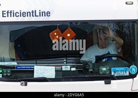 Ashford, Kent, UK. 26 December, 2020. Lorries stuck on the M20 between junctions 8 and 9 are now on there way down to Dover. A driver waves goodbye with a message of thanks in the window. Photo Credit: PAL Media/Alamy Live News Stock Photo