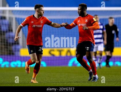 Luton Town's Kazenga LuaLua (right) celebrates scoring his side's first goal of the game during the Sky Bet Championship match at the Madejski Stadium, Reading. Stock Photo