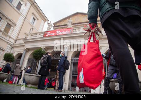 Rome, Italy. 25th Dec, 2020. On Christmas day the Community of Sant'Egidio organized a special event: the volunteers of the Community of Sant'Egidio distributed gifts and a special prêt-à-porter Christmas meal to a hundred poor people, without a fixed abode, the elderly, the frail (Photo by Matteo Nardone/Pacific Press/Sipa USA) Credit: Sipa USA/Alamy Live News Stock Photo