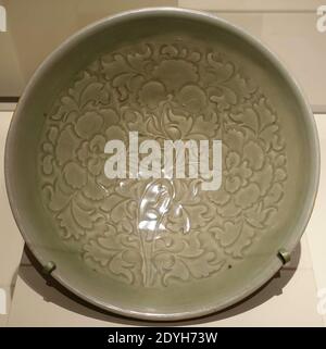 Large dish with carved peony design, Yaozhou ware, Shaanxi province, China, Northern Song dynasty, early 1100s AD, carved stoneware, olive-green glaze Stock Photo