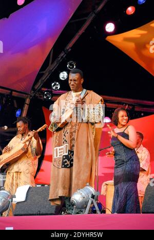 UK, London, Canary Wharf, Canada Square. Bassekou Kouyate (centre)  & Ngoni Ba from Mali toured after release of their debut album Segu Blue in 2007. Stock Photo