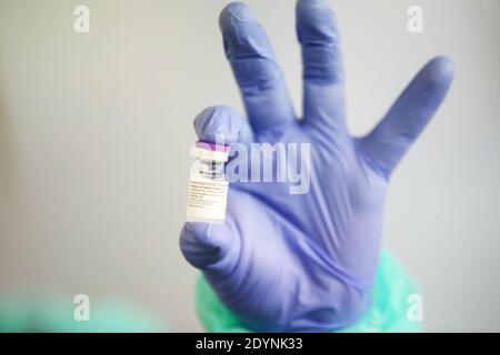 Zeulenroda Triebes, Germany. 27th Dec, 2020. A nurse shows a vial of the Covid-19 Pfizer-Bionteck vaccine at the Am Birkenwäldchen senior citizens' park. Corona vaccinations with the Biontech/Pfizer vaccine started in Germany on Sunday. Credit: Bodo Schackow/dpa-Zentralbild/Pool/dpa/Alamy Live News Stock Photo