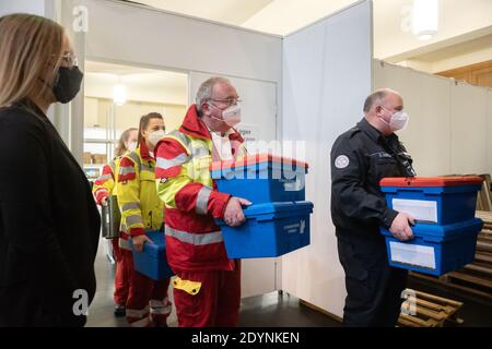 27 December 2020, Hessen, Frankfurt/Main: The ASB mobile vaccination team receives the vaccines for the Covid 19 vaccinations at the Hufeland Haus nursing home in the morning at the pharmacy of the vaccination centre in Frankfurt's Festhalle. Photo: Frank Röth/F.A.Z. Pool/dpa Stock Photo
