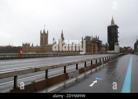 Beijing, China. 21st Dec, 2020. Photo taken on Dec. 21, 2020 shows the empty Westminster Bridge in front of Houses of Parliament in London, Britain. Credit: Han Yan/Xinhua/Alamy Live News Stock Photo