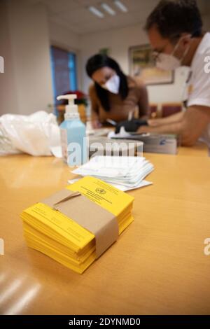 27 December 2020, Hessen, Frankfurt/Main: A stack of vaccination cards lies on the table where vaccinations are given at Hufeland Haus. On Sunday, the Corona vaccinations with the vaccine from Biontech/Pfizer started in Germany. Photo: Frank Röth/F.A.Z. Pool/dpa Stock Photo