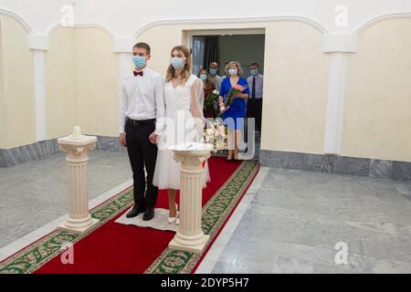 20 11 2020. Belarus, the city of Gomil. Marriage. Bride and groom wearing medical masks. Getting married during the coronavirus pandemic. Stock Photo