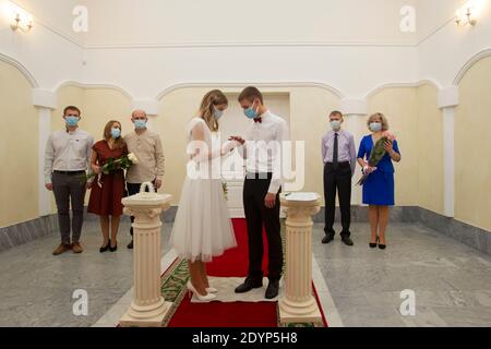 20 11 2020. Belarus, the city of Gomil. Marriage. Bride and groom wearing medical masks. Getting married during the coronavirus pandemic. Stock Photo
