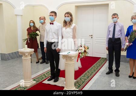 20 11 2020. Belarus, the city of Gomil. Marriage. Bride and groom wearing medical masks. Getting married during the coronavirus pandemic. Stock Photo