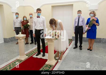 20 11 2020. Belarus, the city of Gomil. Marriage. Bride and groom wearing medical masks. Getting married during the coronavirus pandemic. Stock Photo