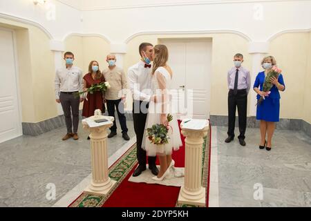20 11 2020. Belarus, the city of Gomil. Marriage. Bride and groom wearing medical masks. Getting married during the coronavirus pandemic. Stock Photo