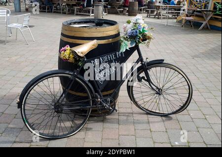 Barrel & Bicycle Advertising De Koffie Pot Riverside Cafe & Bar On The Left Bank In The City Of Hereford Herefordshire England UK Stock Photo