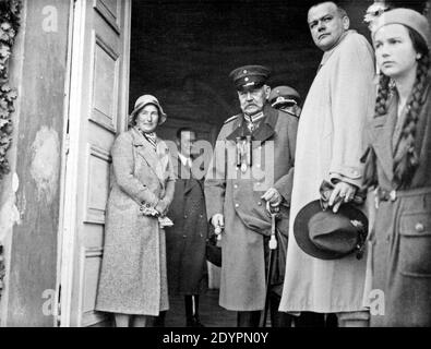 Paul von Hindenburg with his family, about 1930, at his residence in ...