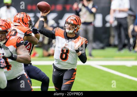 Cincinnati Quarterback Brandon Allen (8) Throws To A Receiver During 