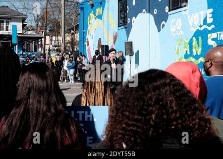 Atlanta, Georgia, USA. 27th Dec, 2020. Democratic Senate candidate Jon Ossoff speaks to a crowd of supporters at an ''Artists for Ossoff'' campaign event in Atlanta. Credit: John Arthur Brown/ZUMA Wire/Alamy Live News Stock Photo