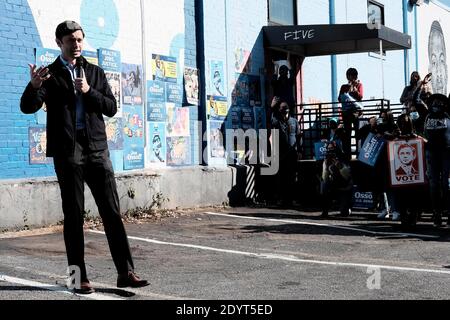 Atlanta, Georgia, USA. 27th Dec, 2020. Democratic Senate candidate Jon Ossoff speaks to a crowd of supporters at an ''Artists for Ossoff'' campaign event in Atlanta. Credit: John Arthur Brown/ZUMA Wire/Alamy Live News Stock Photo