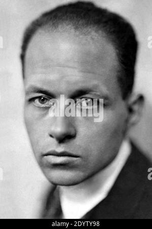 1928 c, FRANCE  : The french writer , journaliste and dandy PIERRE DRIEU LA ROCHELLE ( 1893 - 1945 ), portrait by unknown photographer . -  LITERATURE  .- SCRITTRICE - SCRITTORE - LETTERATURA - LITERATURE - letterato - ritratto - SUICIDA - SUICIDE - SAGGISTA --- Archivio GBB Stock Photo