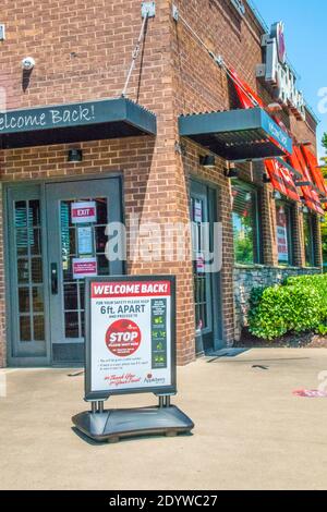 Gwinnett, County USA - 05 31 20: Applebees bar and grill restuarant covid-19 sign stand Stock Photo