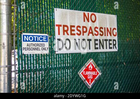 No trespassing Do not enter sign on a green fence Stock Photo
