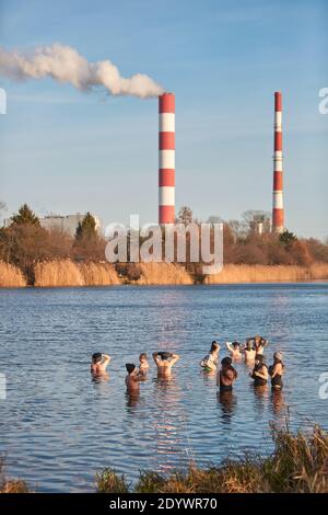 Warsaw, Mazovian, Poland. 27th Dec, 2020. Post Christmas Winter Swimming in Lake Czerniakowskie. Credit: Hubert Mathis/ZUMA Wire/Alamy Live News Stock Photo