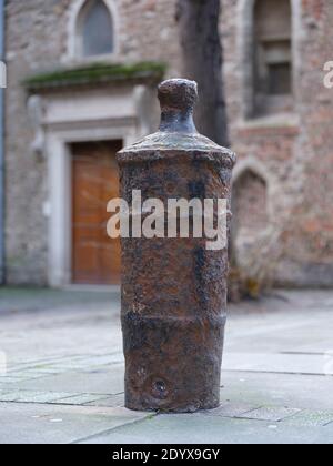 An 18th Century captured French ship's cannon embedded in the pavement outside St Helen's Church Bishopsgate, an early example of a cannon bollard Stock Photo