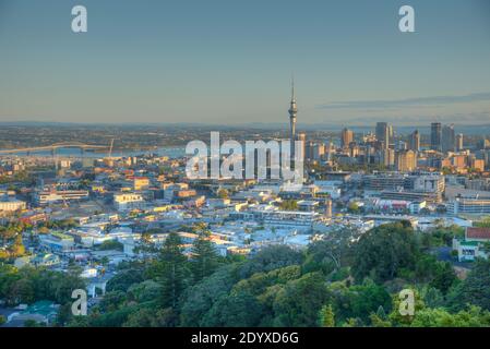 Sunrise view of Auckland from Mount Eden, New Zealand Stock Photo