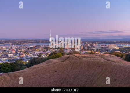 Sunrise view of Auckland from Mount Eden, New Zealand Stock Photo