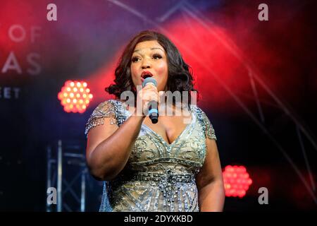 Marisha Wallace sings. The cast of hit musical 'The Dreamgirls' perform on stage at Regent Street Christmas Lights switch on, London, England Stock Photo
