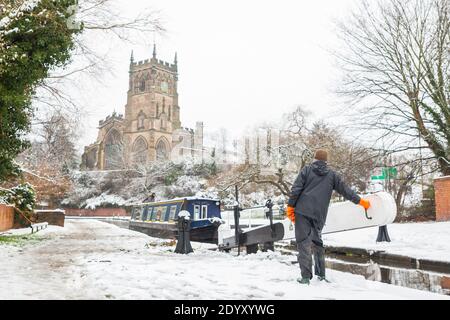 Kidderminster, UK. 28th December, 2020. UK weather: after a significant snowfall across Worcestershire this morning, this couple are absolutely thrilled to be experiencing a 'White Christmas' whilst on their special festive winter holiday. Credit:: Lee Hudson/Alamy Live News Stock Photo