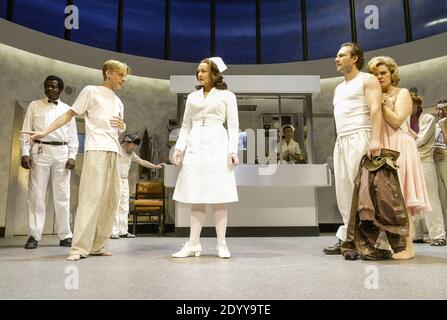 l-r: Stephen K Amos (Aide Warren), Mackenzie Crook (Billy Bibbitt), Frances Barber (Nurse Ratched), Christian Slater (Randle P McMurphy), Lizzie Roper (Candy Starr) in ONE FLEW OVER THE CUCKOO'S NEST by Dale Wasserman at the Gielgud Theatre, London W1  16/09/2004  after the novel by Ken Kesey  set design: Katy Tuxford  costumes: Dagmar Morell  lighting: Chris Davey  fights: Terry King  directed by Terry Johnson & Tamara Harvey Stock Photo