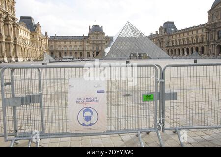 Paris, France. 28th Dec, 2020. A general view on deserted Napoleon courtyard near the closed Louvre museum amid the coronavirus pandemic on December 28, 2020 in Paris, France. According the latest report of the French National Authority for Health (HAS) 175 people died in hospital, and 8,822 new cases of Covid-19 infection, strict measures are still in place as curfew from 8:00 p.m. to 6:00 a.m. was put in place in all territory French. (Photo by Paulo Amorim/Sipa USA) Credit: Sipa USA/Alamy Live News Stock Photo